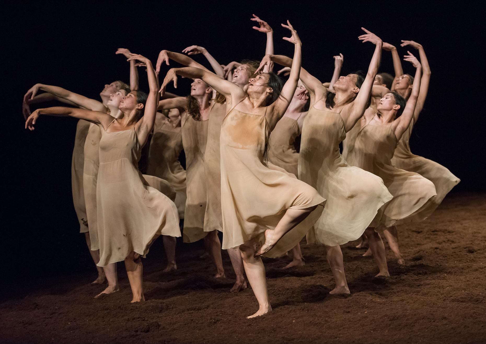 rite-of-spring_5_tanztheater-wuppertal-pina-bausch_pc_stephanie-berger